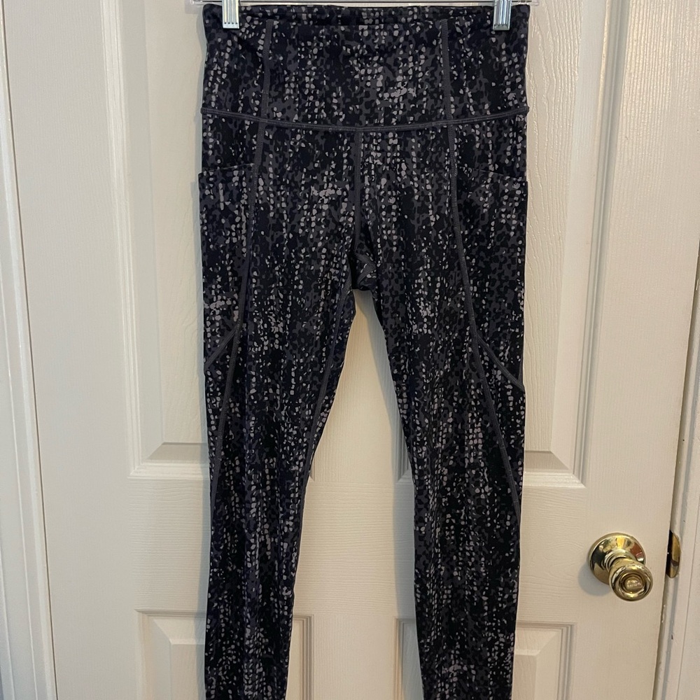 Athleta Salutation Stash Pocket 7/8 leggings